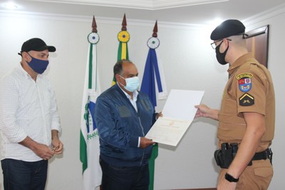 CÂMARA MUNICIPAL HOMENAGEIA CIDADÃOS E INSTITUIÇÕES COM MOÇÕES DE APLAUSOS (1).jpeg