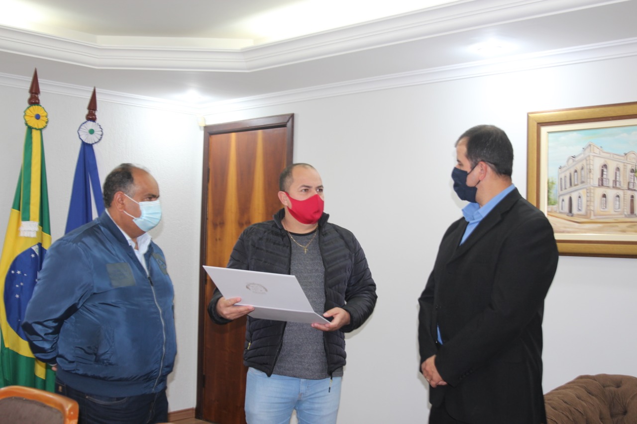 CÂMARA MUNICIPAL HOMENAGEIA CIDADÃOS E INSTITUIÇÕES COM MOÇÕES DE APLAUSOS (7).jpeg