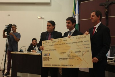 Entrega do cheque no valor de R$2.722.940,02