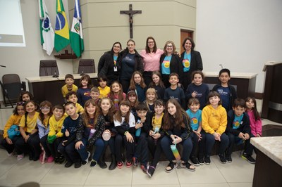 A Escola Santa Teresinha do Menino Jesus visitou a Câmara na sexta-feira, 27/10.