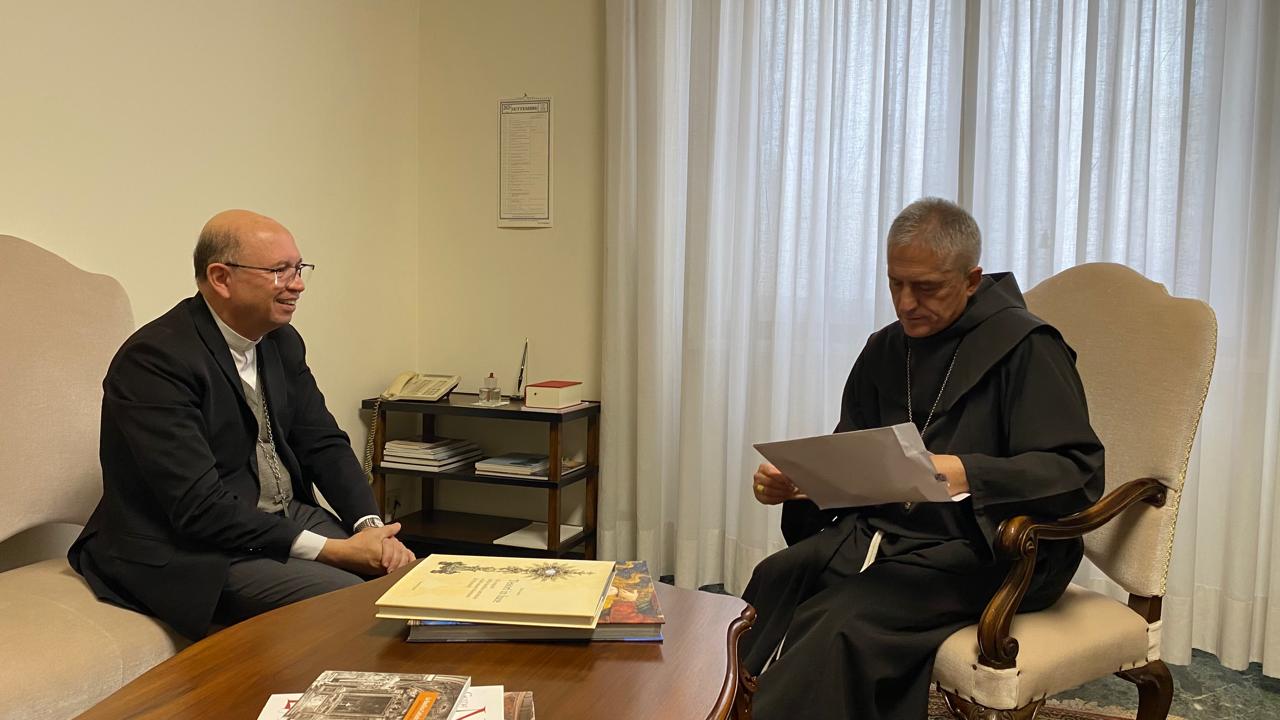 Foto com o secretário, Dom Vittorio Francesco Viola, da Ordem dos Frades Menores (OFM).