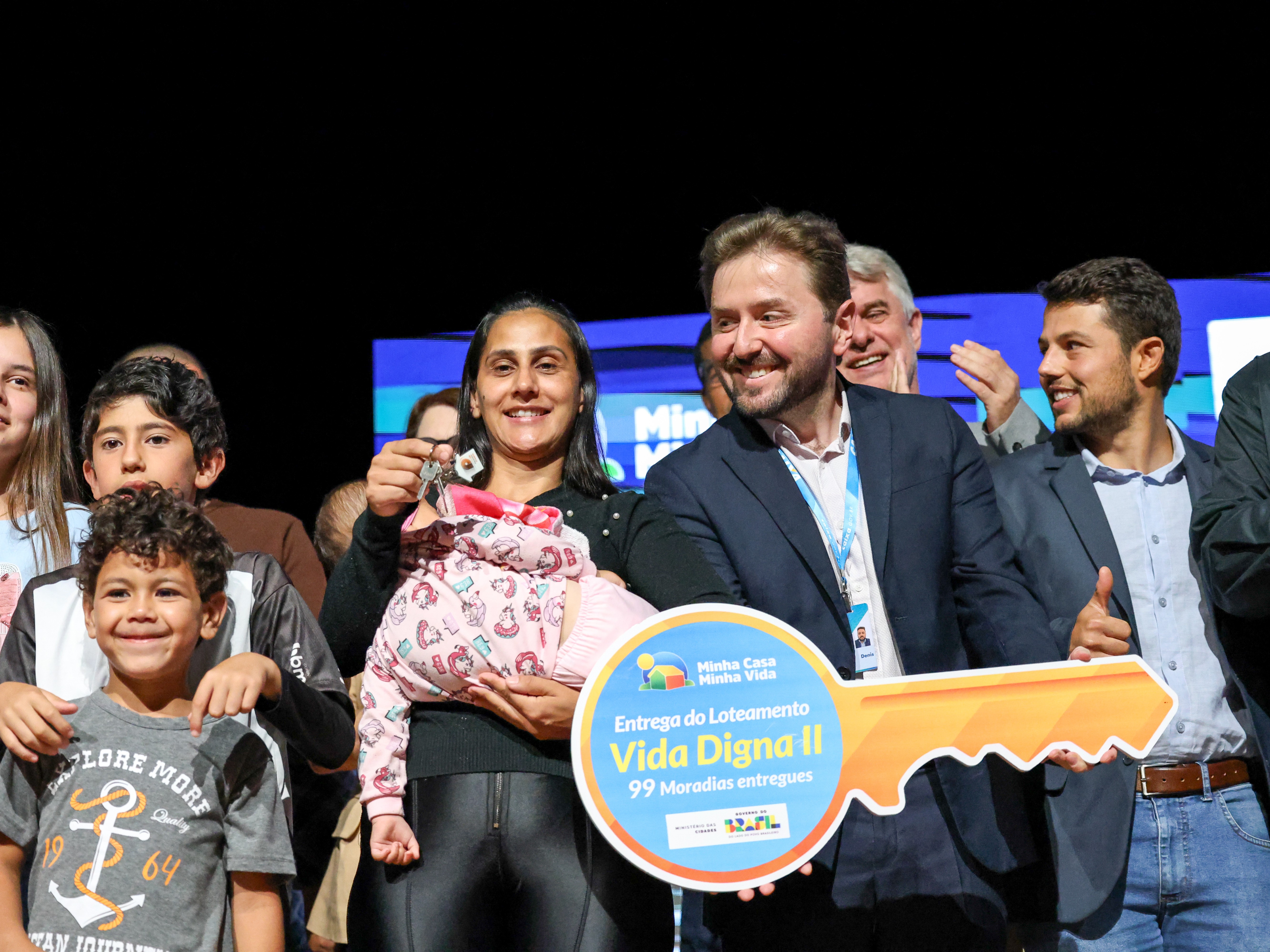 99 casas são entregues a famílias de Guarapuava pelo programa Vida Digna II