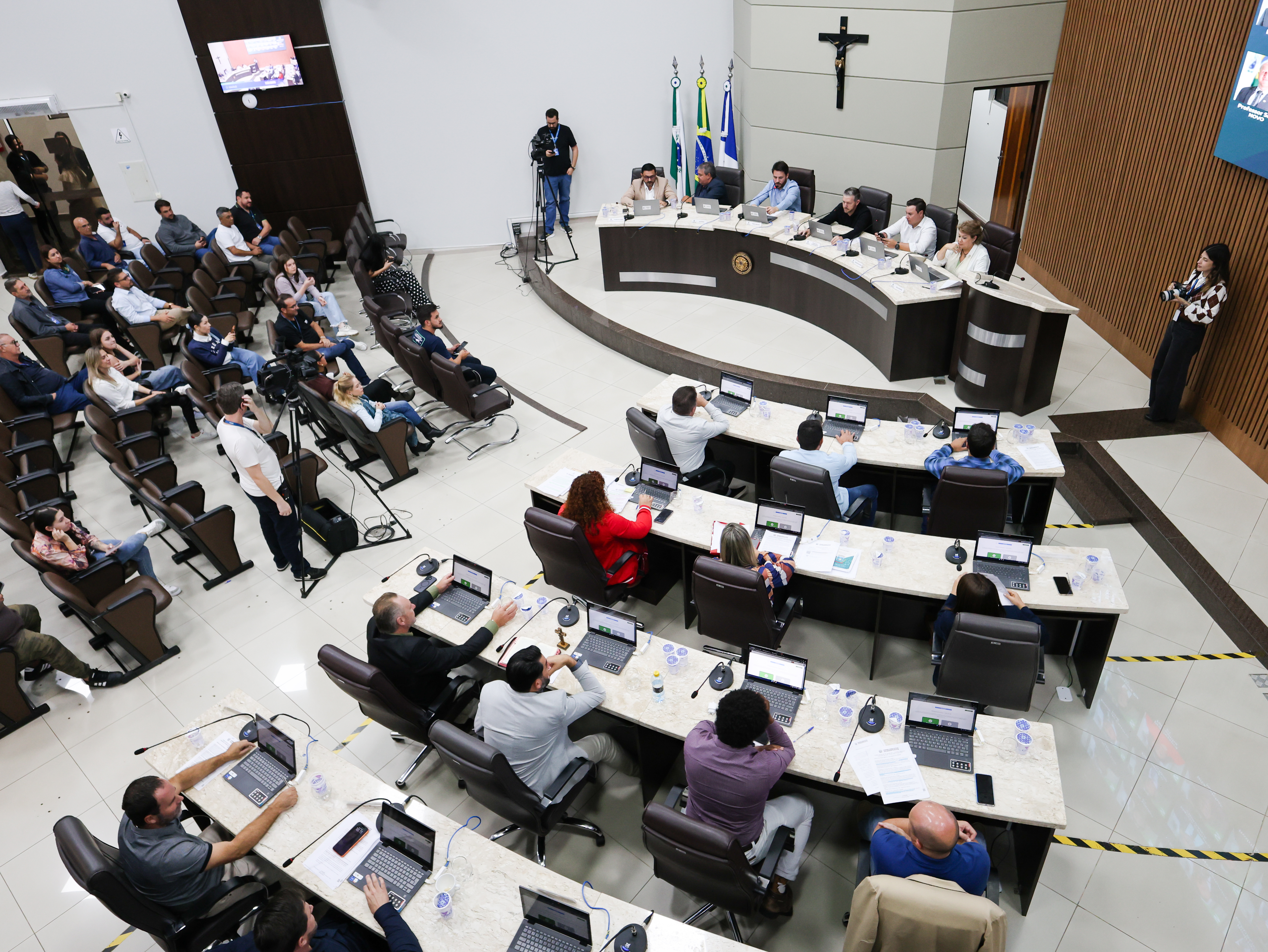 Câmara de Guarapuava aprecia projetos sobre segurança digital, combate à violência contra a mulher e vota pacote de requerimentos nesta terça-feira (28/04)