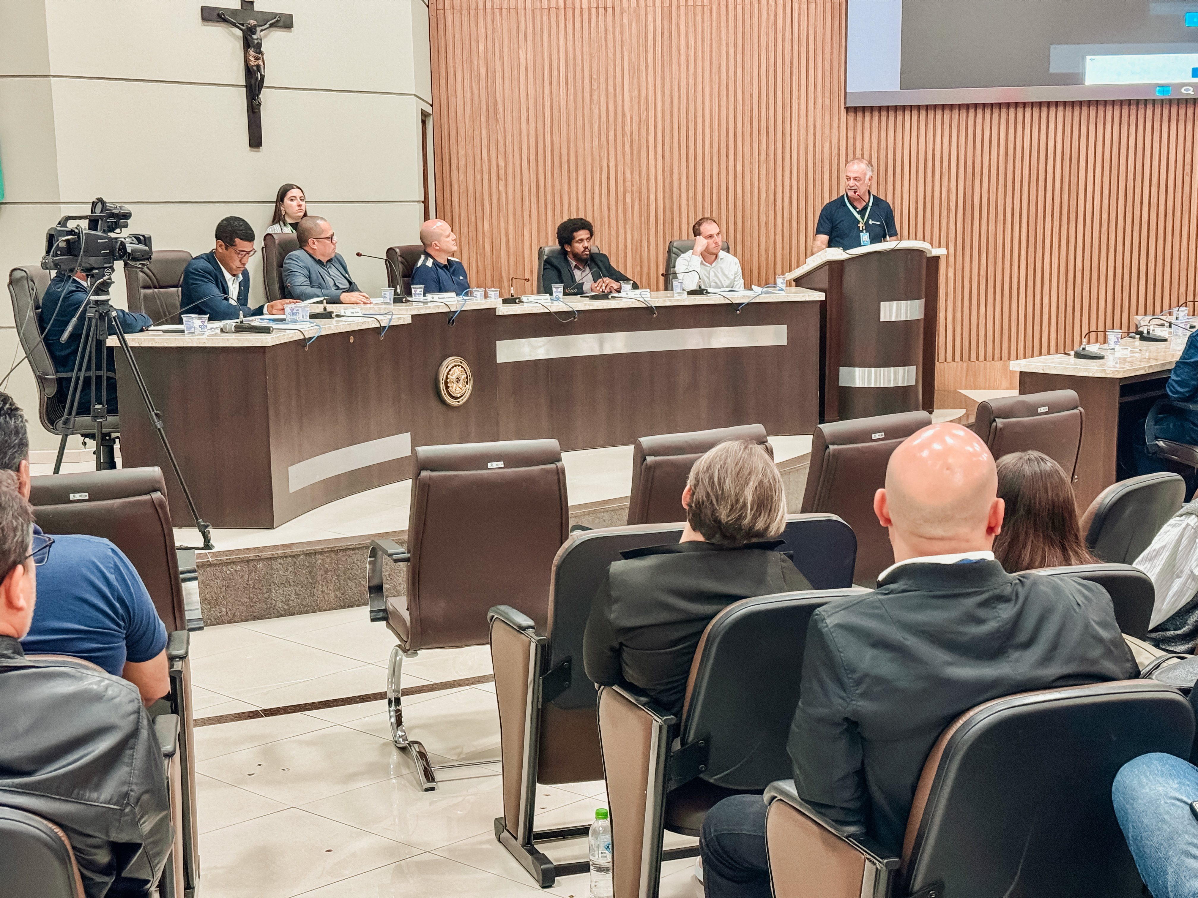 Câmara de Guarapuava realiza audiência pública sobre fios soltos em postes