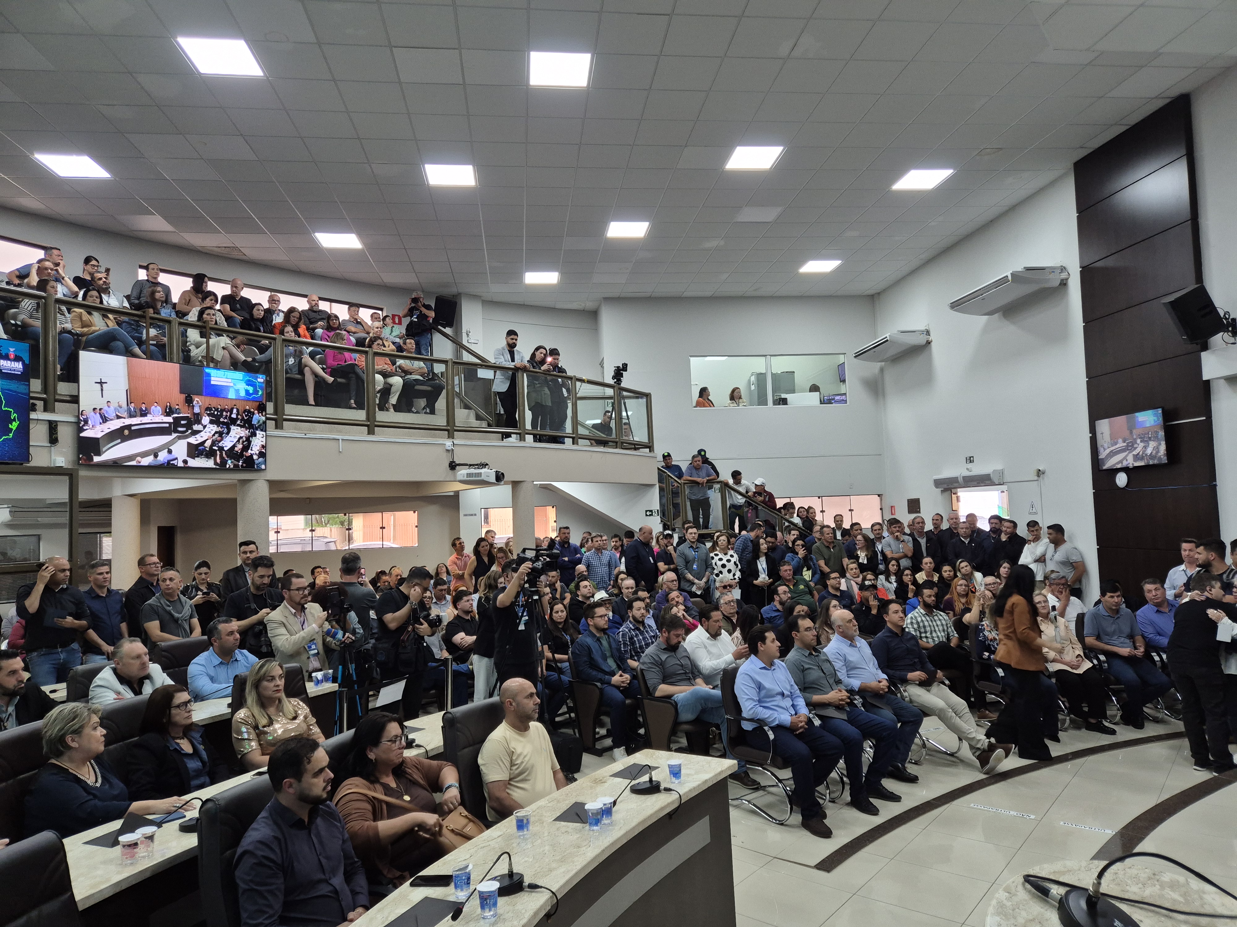 Câmara de Guarapuava recebe lideranças da Amocentro para anúncio de recursos estaduais