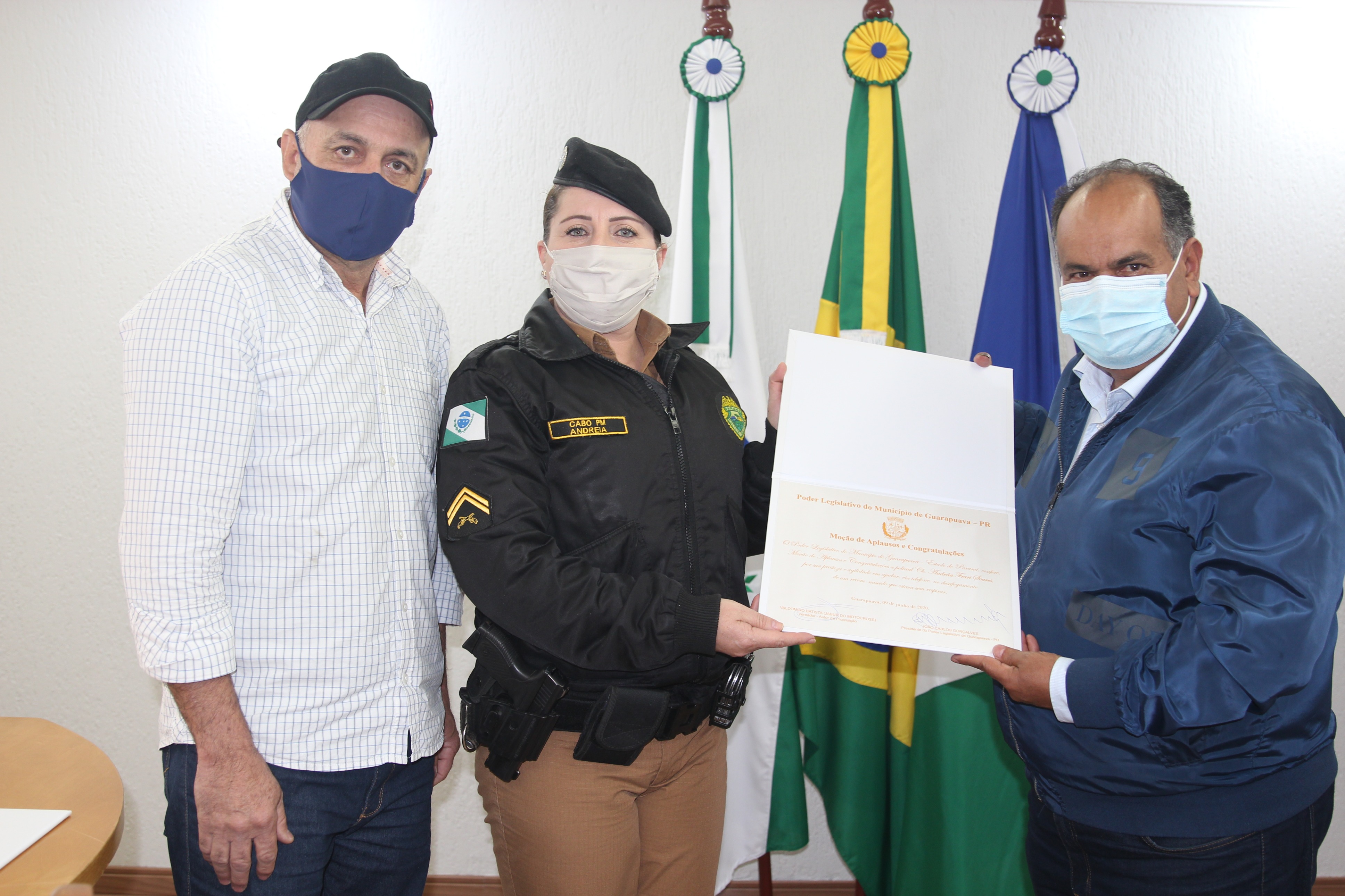 CÂMARA MUNICIPAL HOMENAGEIA CIDADÃOS E INSTITUIÇÕES COM MOÇÕES DE APLAUSOs (1).JPG