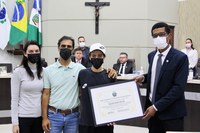 Câmara presta homenagem a Hussein Daruich, de 13 anos, por destaque no esporte do tiro