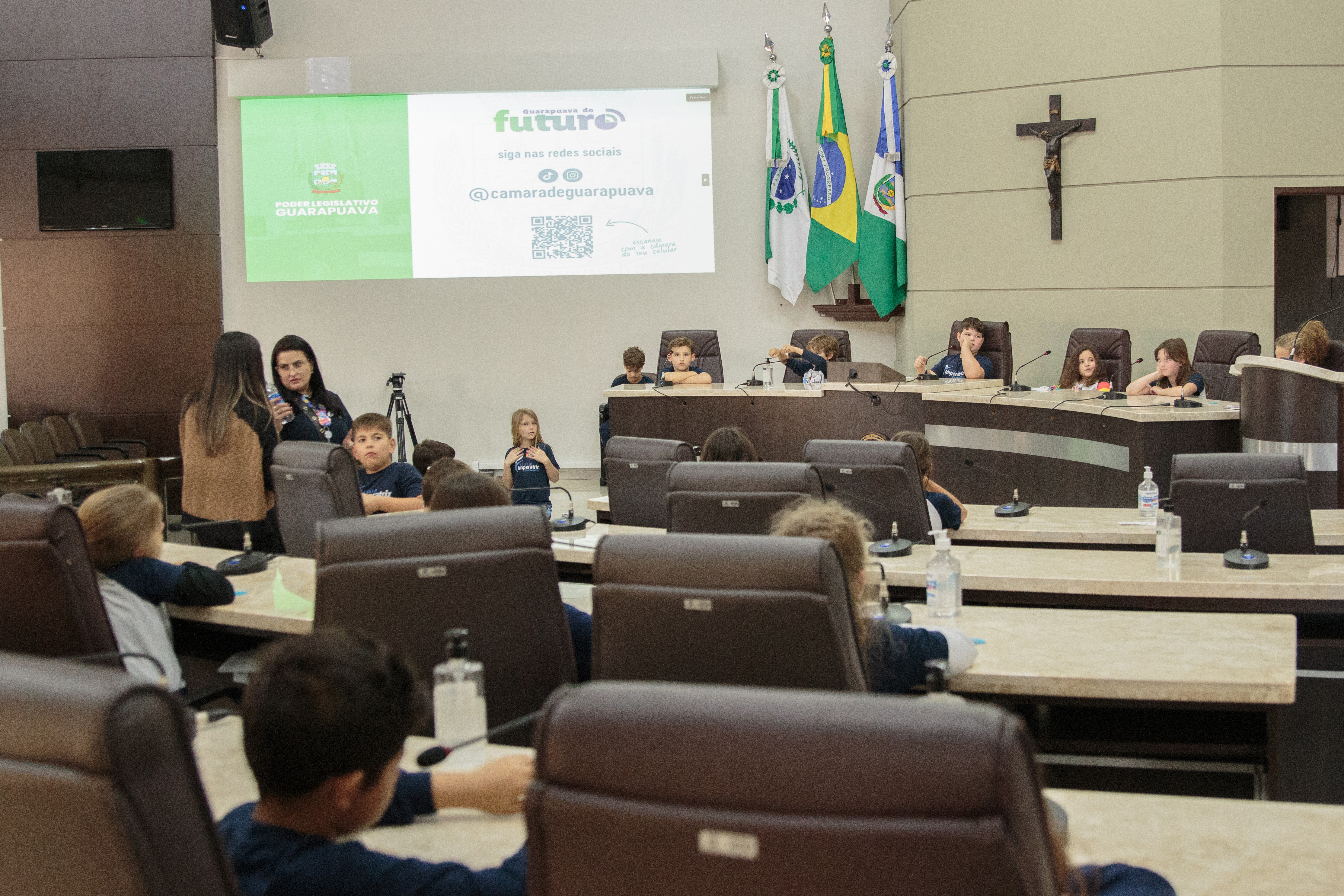 Misturando aprendizagem e diversão, alunos do Colégio Imperatriz visitam a Câmara