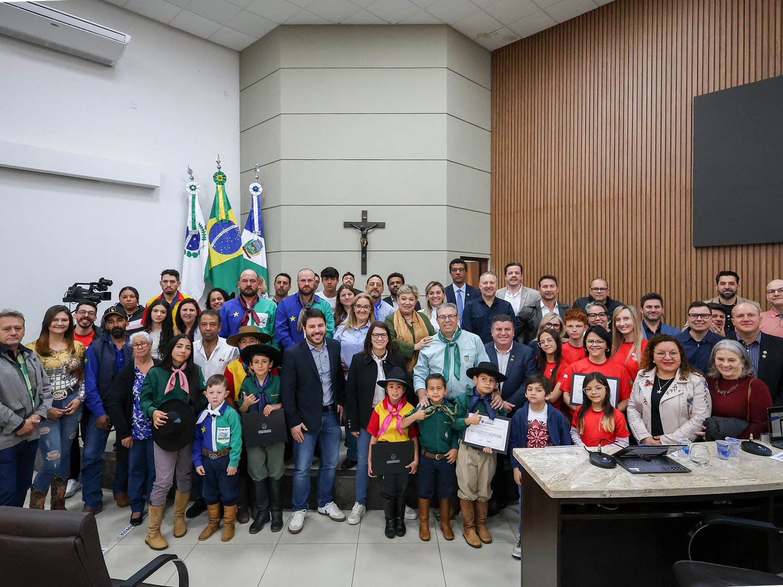Pelotão de trânsito, atletas tradicionalistas e associação polonesa recebem moção de aplausos Câmara de Guarapuava