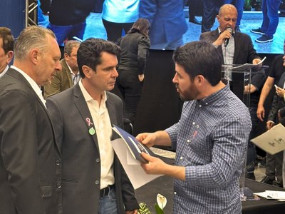 Presidente da ALEP, deputado Alexandre Curi, recebe carta-manifesto com demandas da região