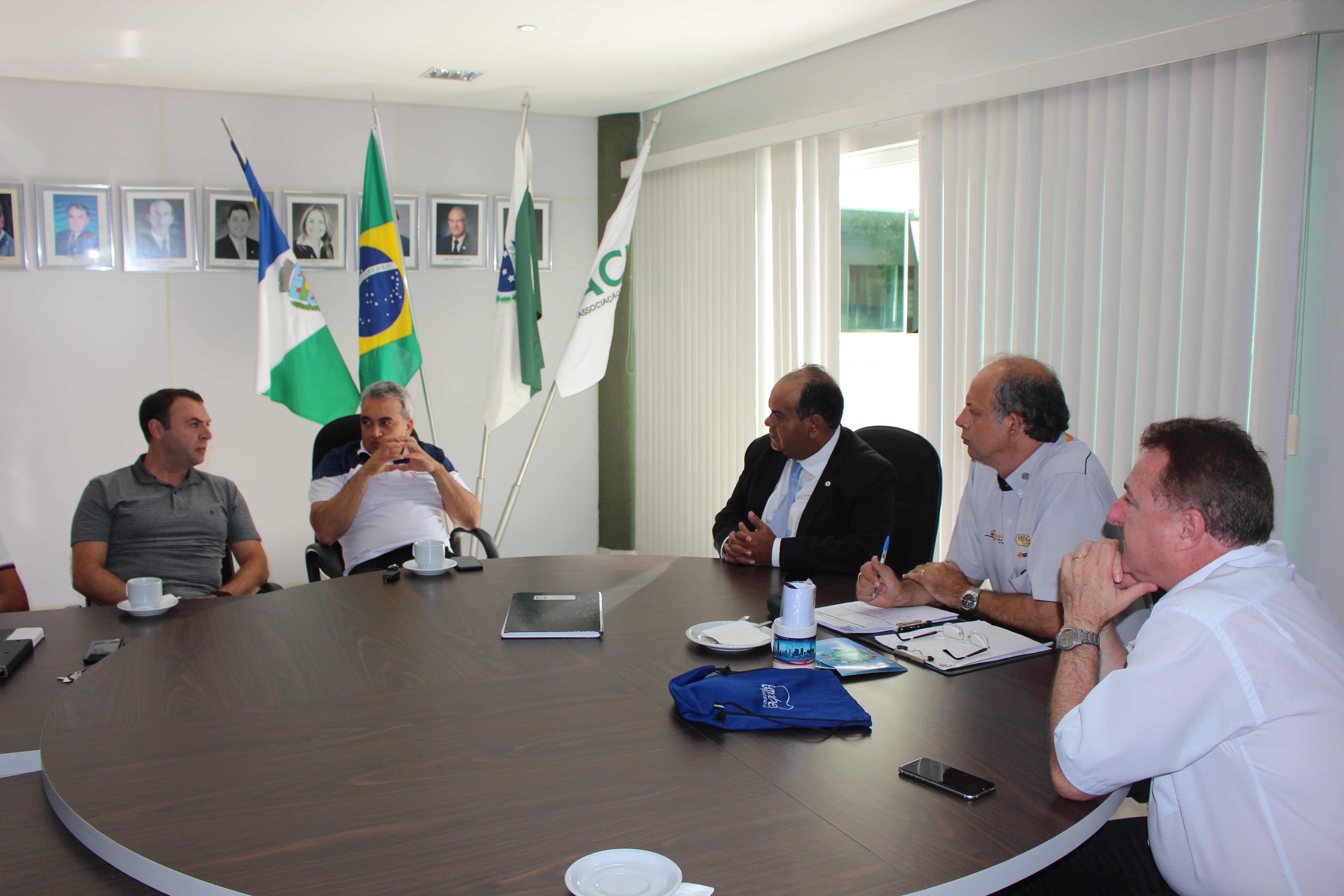 PRESIDENTE JOÃO NAPOLEÃO REÚNE-SE COM DIRETORIA DA ACIG