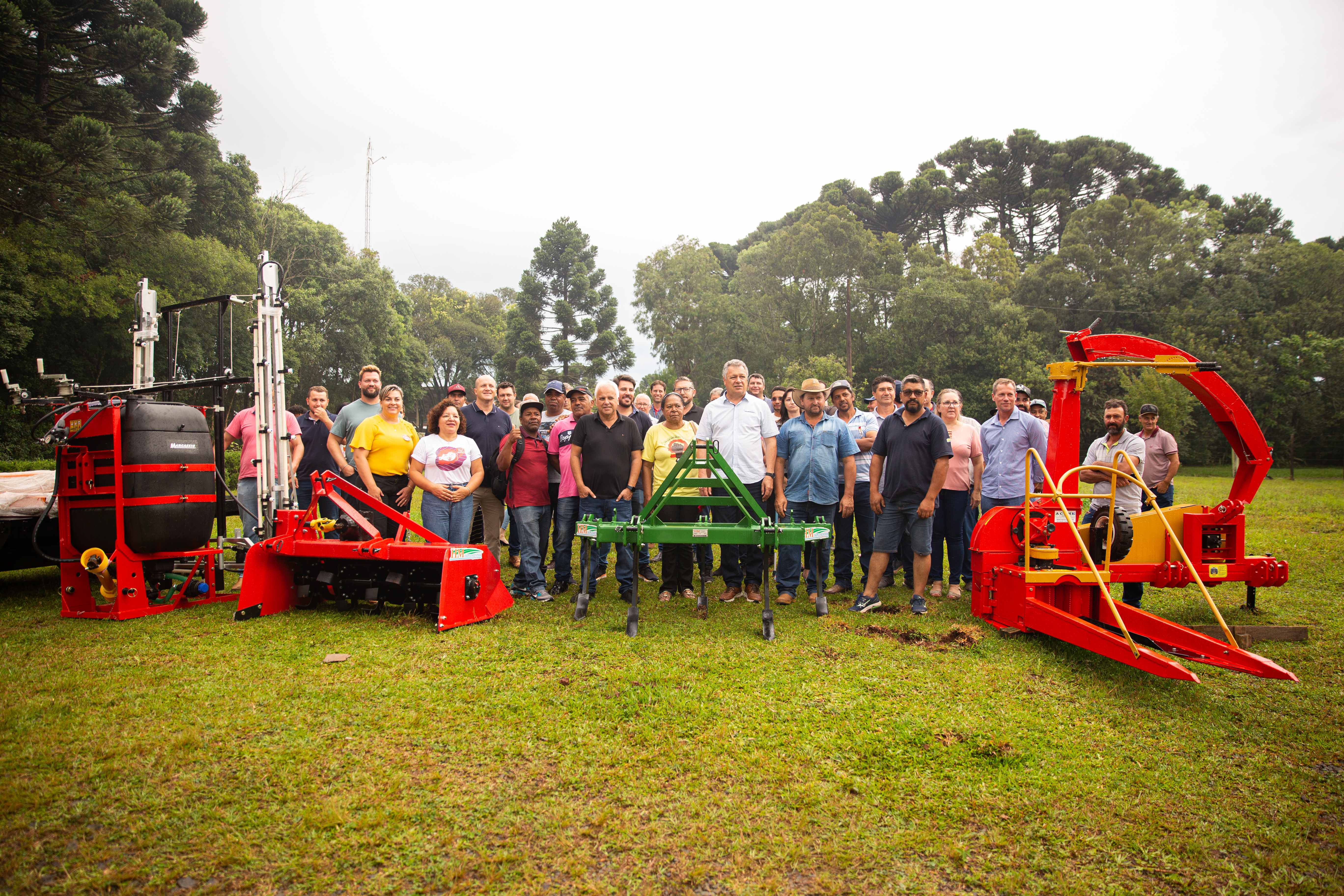 Produtores rurais recebem equipamentos do Poder Público