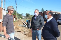 PRESIDENTE DA CÂMARA VISTORIA OBRAS COM O VICE-PREFEITO NO BAIRRO BOQUEIRÃO